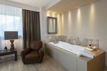 Private spa tub