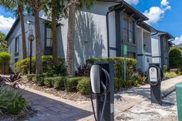Electric vehicle charging station