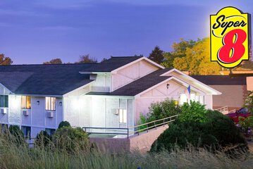 Super 8 by Wyndham Pittsburgh PA Airport / University Area