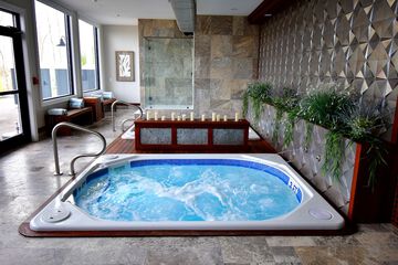 Indoor spa tub