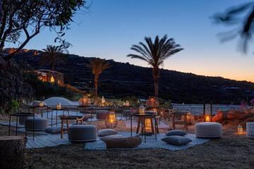 Poolside bar