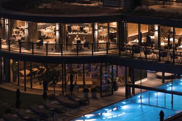 Indoor/outdoor pool