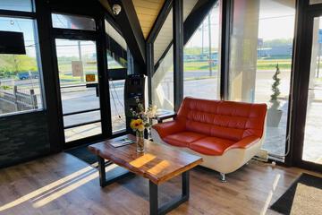 Lounge 18 of 19