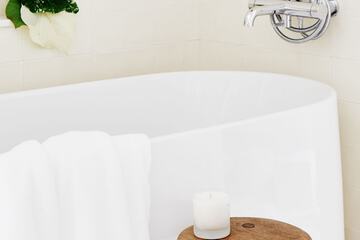 Deep soaking bathtub