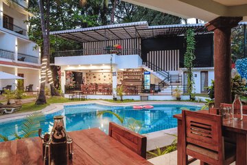 Swim-up bar