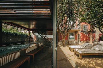 Indoor/outdoor pool