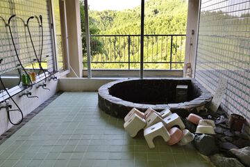 Indoor spa tub
