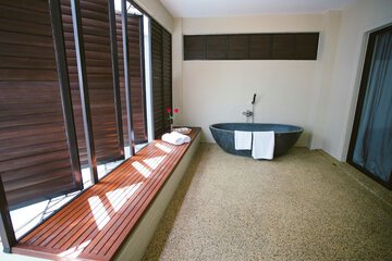 Deep soaking bathtub