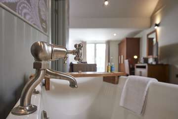 Deep soaking bathtub