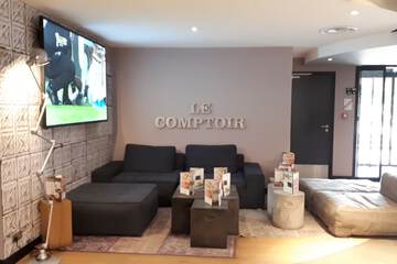 Lobby lounge
