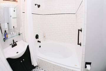 Deep soaking bathtub