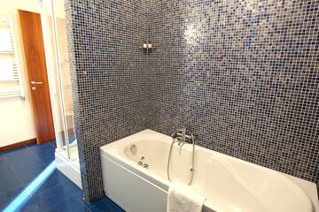 Deep soaking bathtub
