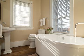 Deep soaking bathtub