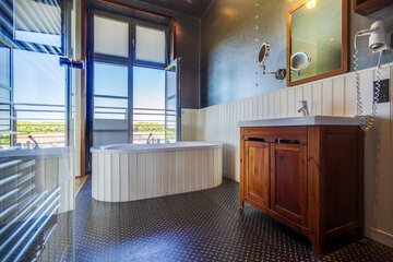Deep soaking bathtub