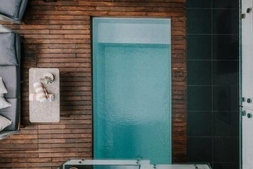 Indoor/outdoor pool