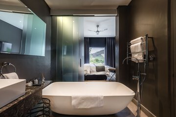 Deep soaking bathtub
