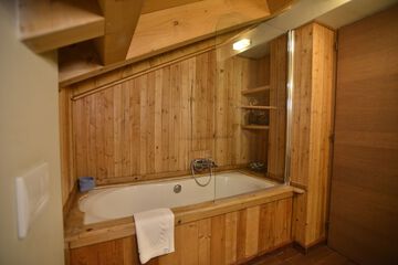 Deep soaking bathtub