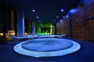 Indoor spa tub