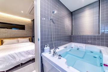 Jetted tub