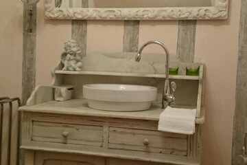 Bathroom sink