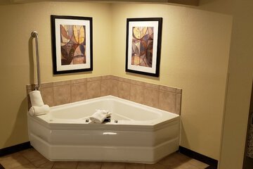 Deep soaking bathtub