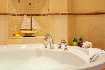 Deep soaking bathtub