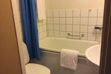 Deep soaking bathtub