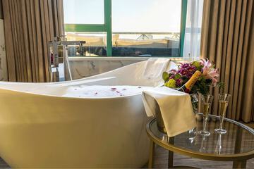 Deep soaking bathtub