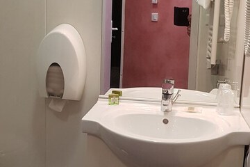 Bathroom sink