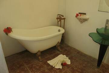 Deep soaking bathtub