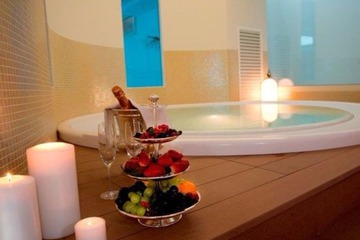Indoor spa tub