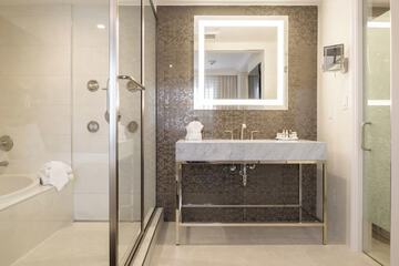 Deep soaking bathtub