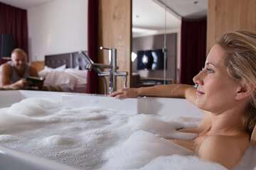 Deep soaking bathtub