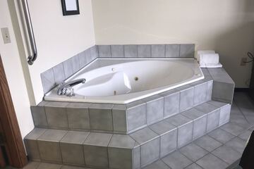 Jetted tub