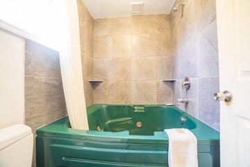 Deep soaking bathtub