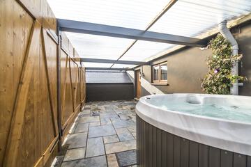 Private spa tub