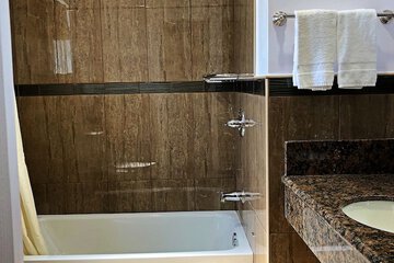 Deep soaking bathtub