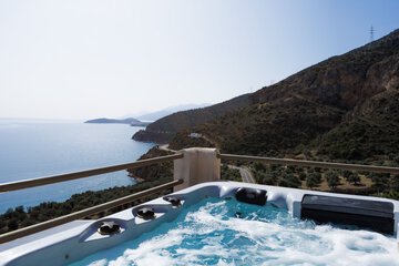Private spa tub