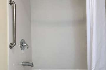 Deep soaking bathtub