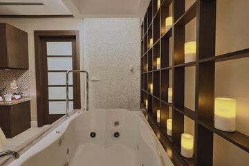 Indoor spa tub