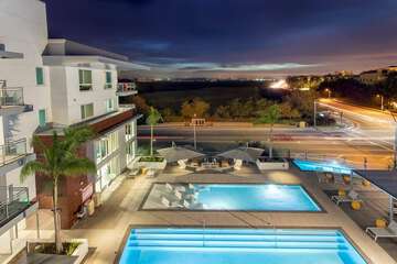 Indoor/outdoor pool