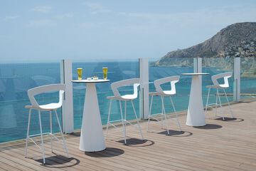 Poolside bar