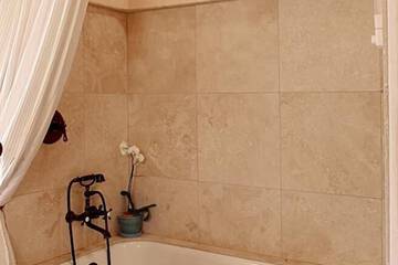 Deep soaking bathtub