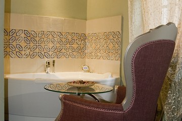 Deep soaking bathtub