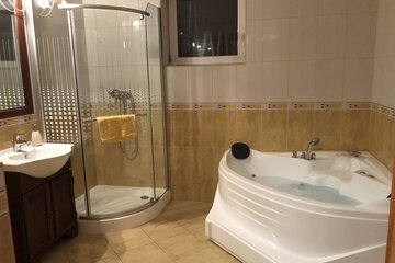 Deep soaking bathtub