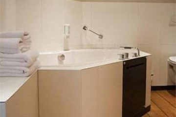 Deep soaking bathtub