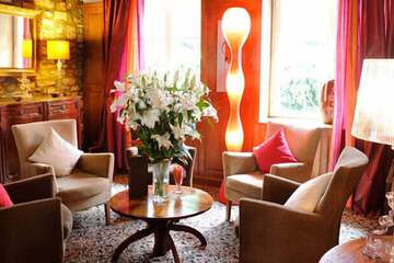 Lobby lounge