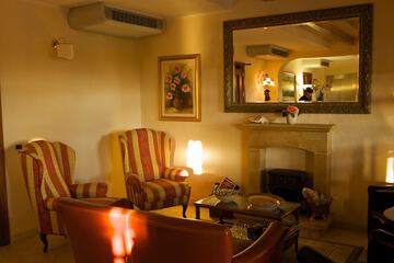 Lobby lounge