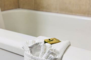 Deep soaking bathtub