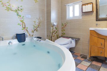Private spa tub